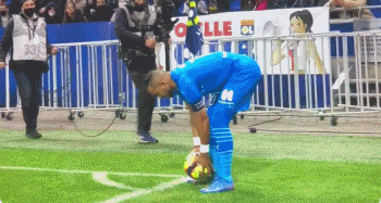 记者：申花队昨天傍晚抵达天津，出征的队伍中没有门将薛庆浩