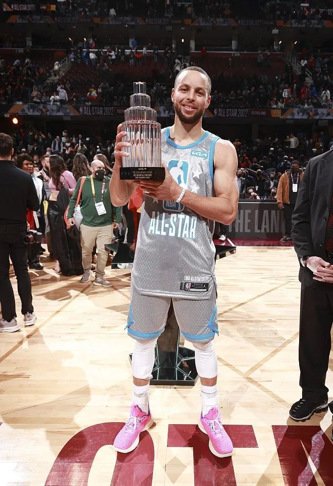 卡佩罗：阿莱格里让一支散乱的米兰具备争冠实力，但还少中锋（卡佩罗：阿莱格里将散乱的米兰打造成争冠之师，但仍缺中锋）