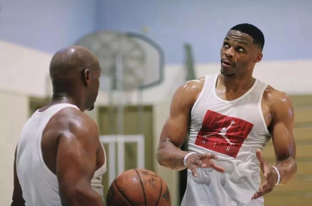 阿隆索帅位堪忧，两大潜在继任者浮出水面，齐达内和渣叔谁更适合？（阿隆索帅位告急：齐达内与克洛普成热门接班人，谁更契合？）