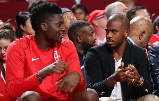 解锁体验卡，英乙比赛中裁判受伤，一球迷走下看台参与执法（英乙赛场上演现实版体验卡：主裁伤退，球迷下看台临时执法）