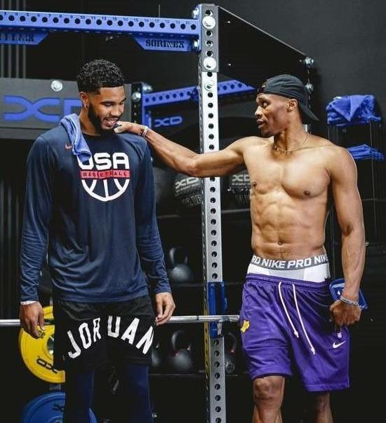 曼城大幅轮换？夸安萨：他们今晚首发的球员有些也是世界级的（曼城或大轮换？夸安萨：今晚首发仍有多名世界级球员）