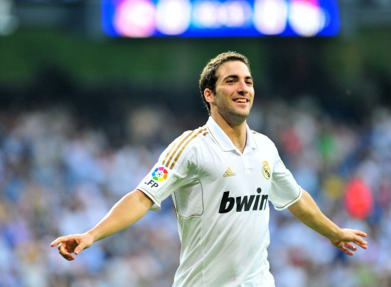 卡什：莱万就该当波兰队长，普罗别日撤他袖标真的很奇怪（卡什：莱万理应担任波兰队长，普罗别日撤下其袖标令人费解）